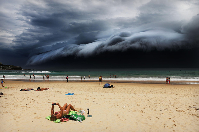 Storm Front on Bondi Beach - Rohan Kelly - A massive shelf cloud moves towards Bondi Beach.